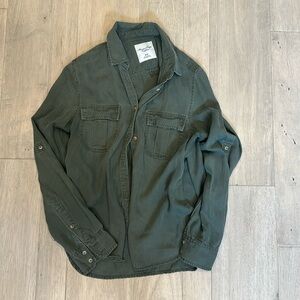American Eagle green button up